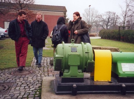 Max, Gerald, Wenly und Christina besichtigen eine ausrangierte Pumpe.
